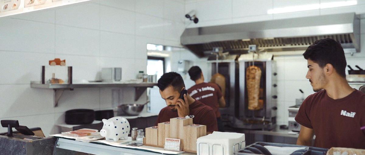 Küche von Malik’s Imbiss mit zwei Drehspießen